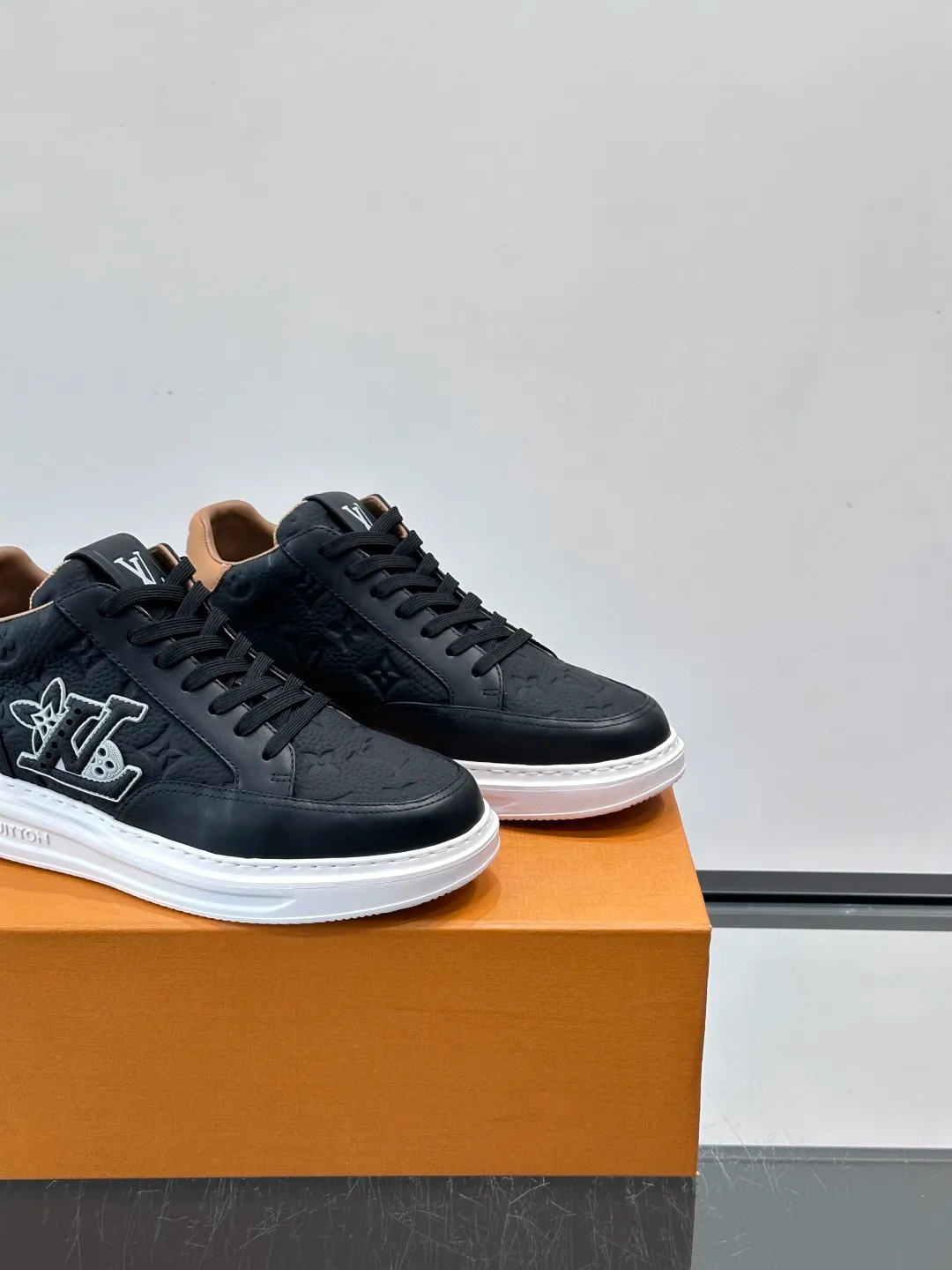 Men's shoes 💰p400 "＊OUIS ＊UITTO＊" Men's sports shoes, grained cow leather are low-key and recognizable. The rubber sole is thick and lightweight, the padded insole + technical lining make it super comfortable to wear! The main color with brown details is versatile and fashionable, and can be worn for daily leisure or business ~ LV embossing on the side of the shoe + brand logo on the sole, perfect details! size: 38-44 (45 customized)